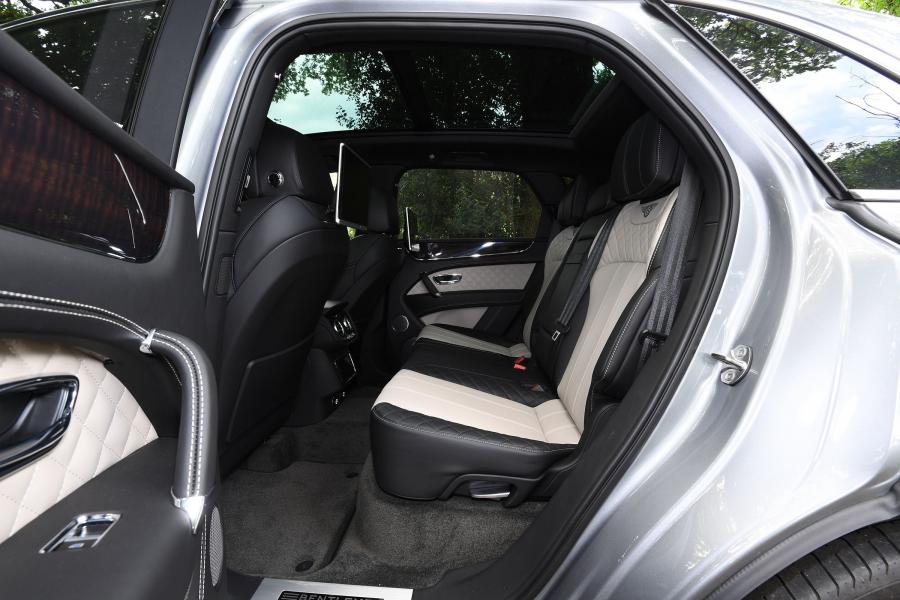 Интерьер Bentley Bentayga V8 2018 года  (UK) (фото 5 из 28)